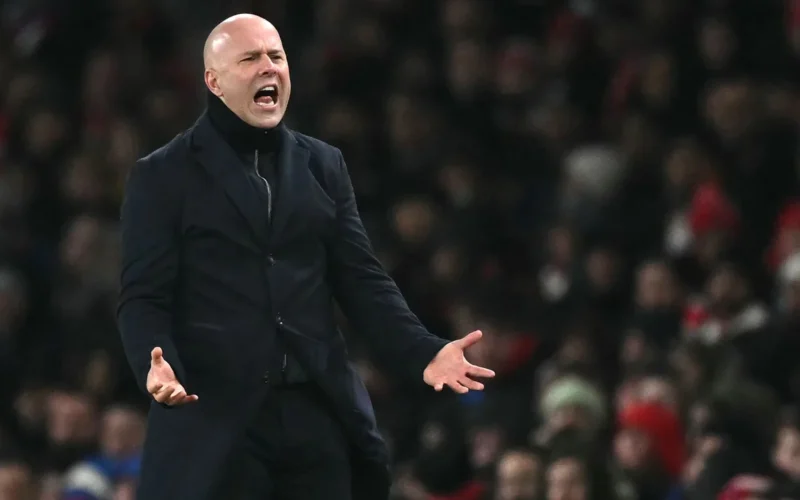 آرني سلوت يبرر تصرف مارتينيلي ضد لاعب مصاب في صفوف ليفربول